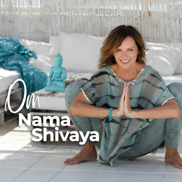 Karin Kuschik hockt in einer Yogapose auf dem Boden, Produktbild Mantra Om Nama Shivaya