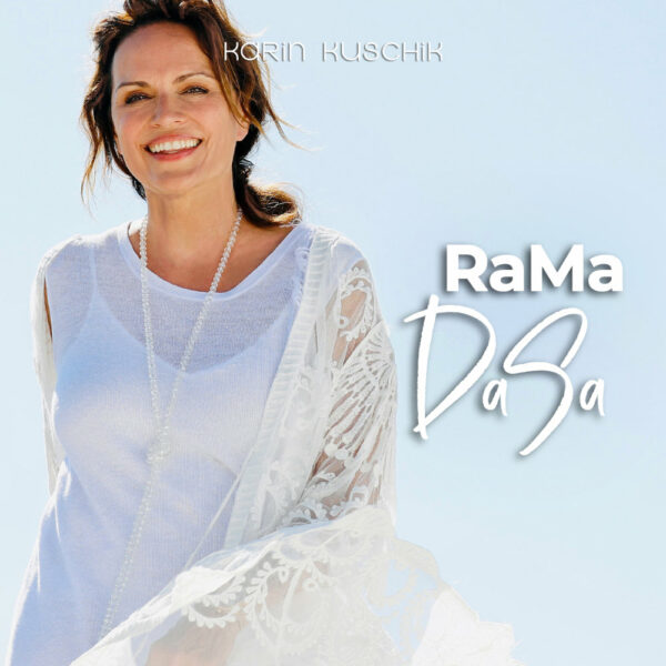 Karin Kuschik steht vor einem blauen Himmel und lacht, Produktbild Mantra Rama Dasa