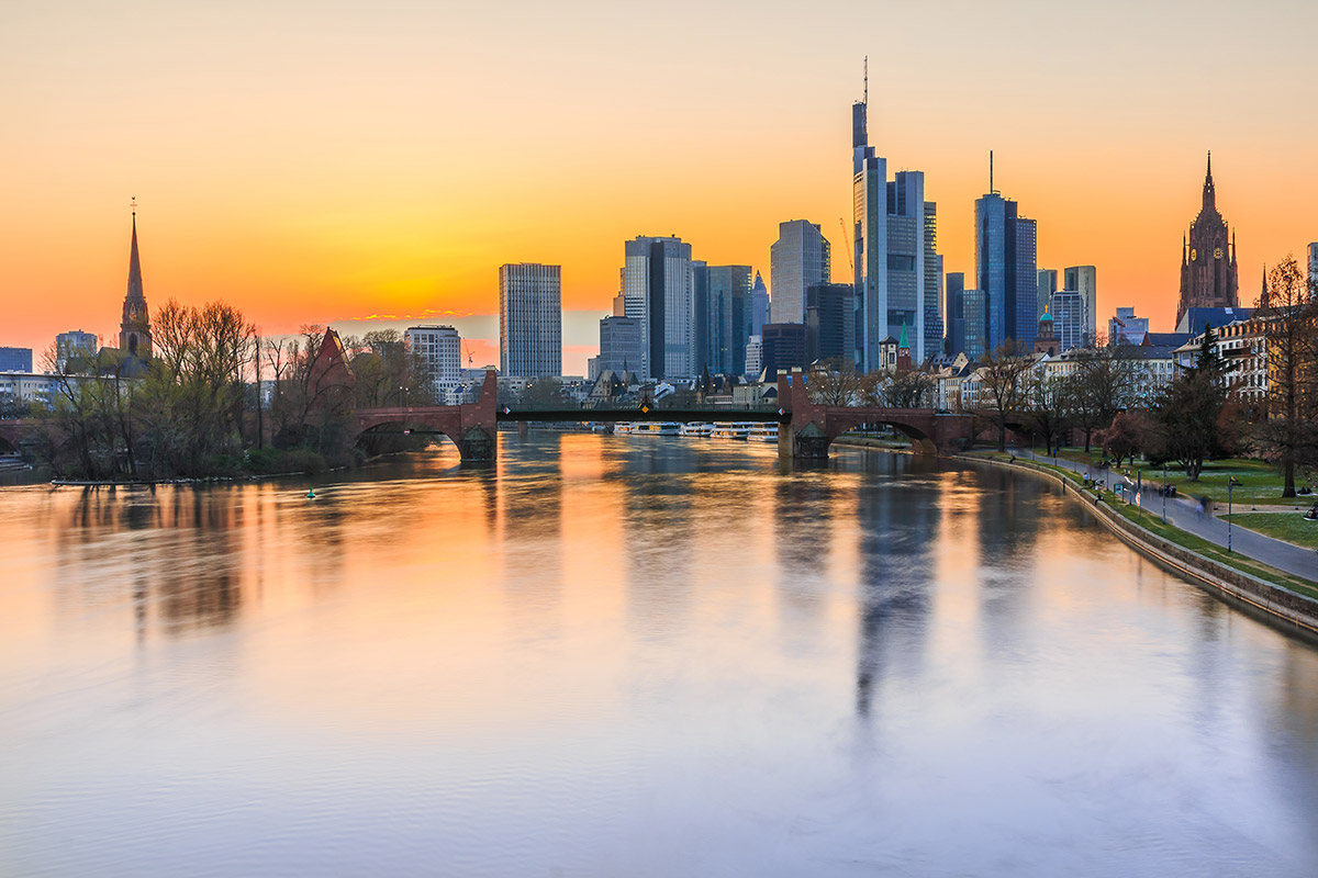 Blick auf die Skyline von Frankfurt am Main bei Sonnenuntergang